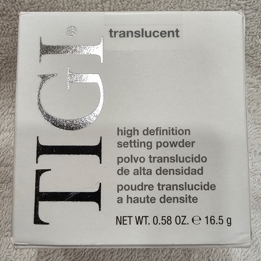 TIGI High Definition Translucent Powder with Puff - Picture 4 of 5